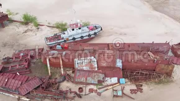 沙上河岸上的老锈船空中拍摄视频的预览图
