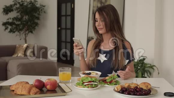漂亮的女人正在家里吃早餐视频的预览图