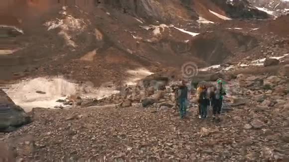 一群旅人在山上向摄像机挥手视频的预览图
