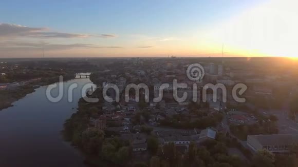 日落时的城市鸟瞰顶景视频的预览图