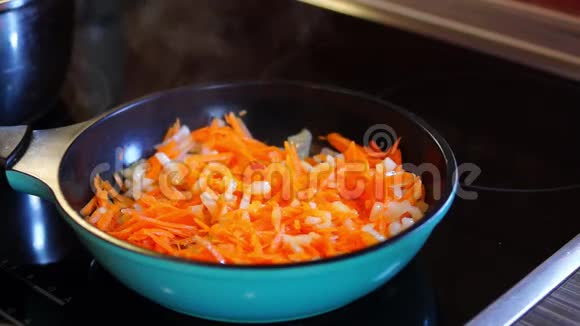 洋葱和胡萝卜炖锅视频的预览图