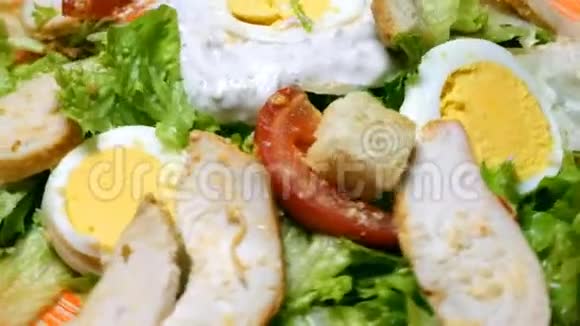 红色盘子里的凯撒沙拉凯撒沙拉是由烤的别致的视频的预览图