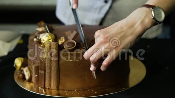 用刀切的糖果手大巧克力蛋糕视频的预览图