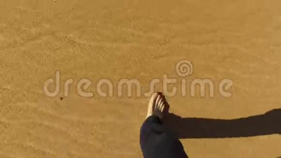 在沙漠中赤脚行走的人视频的预览图