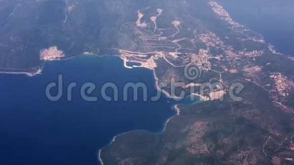乘坐喷气式飞机飞越海岸乘飞机旅行在海边的山上看到高速公路视频的预览图