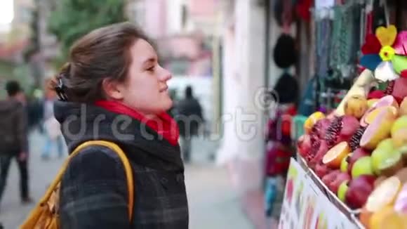 女人买和喝果汁视频的预览图