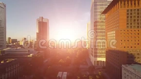 商业大厦城市日落天际线房地产地标视频的预览图