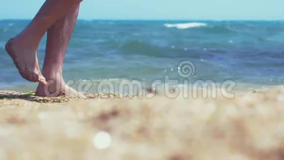 人脚赤脚走在海边的沙滩上慢动作1920x1080高清视频的预览图