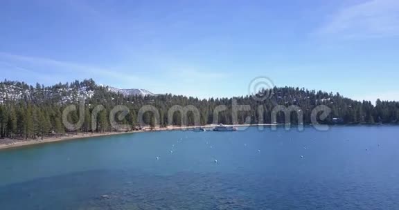 用桨轮船鸟瞰太浩湖视频的预览图
