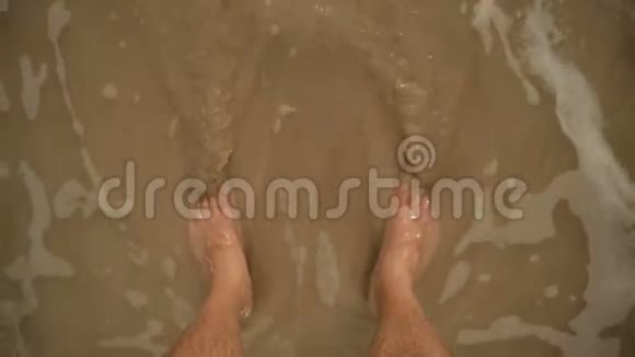 人脚被海浪冲走了视频的预览图