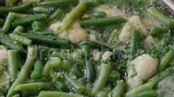 蔬菜在平底锅特写中烹饪视频的预览图