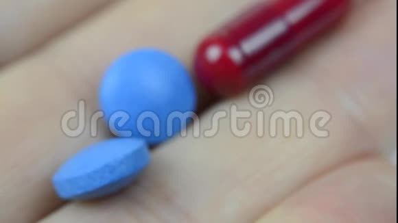 从宏观角度看红色胶囊和蓝色片剂视频的预览图