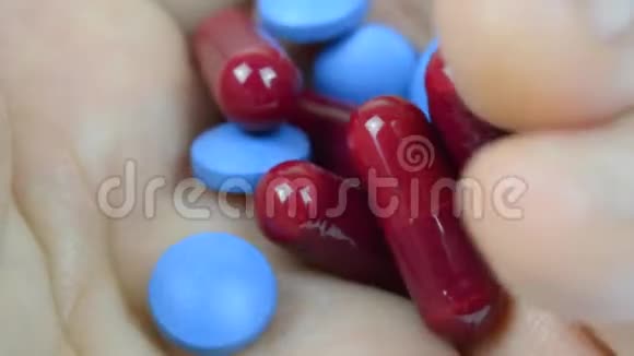 从宏观角度看红色胶囊和蓝色片剂视频的预览图