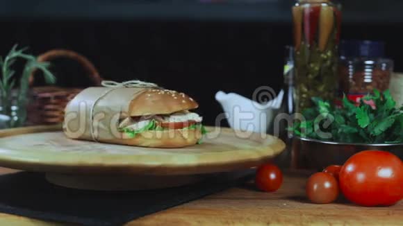 一个大三明治正在盘子上旋转视频的预览图