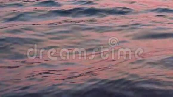 美景静观海波水中夕照很漂亮的颜色平静的海浪可怕的自然美关闭视频的预览图