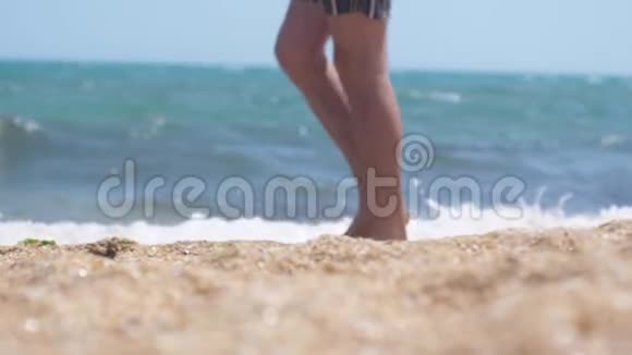 人的双脚紧紧地在沙滩上漫步动作缓慢1920x1080视频的预览图