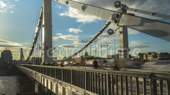 钢桥上的人流和车流时间流逝视频的预览图