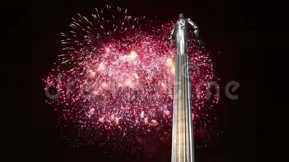 尤里加加林42纪念碑上空的烟火高5米的基座和雕像第一个在太空旅行的人莫斯科视频的预览图