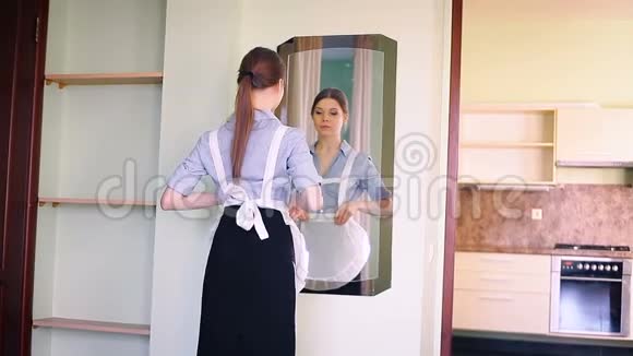 女佣打扫镜子视频的预览图