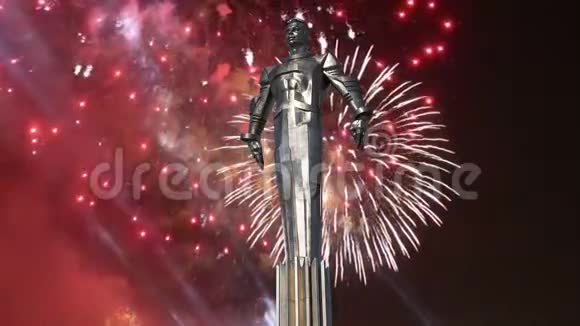 烟花越过尤里加加林纪念碑425米高的基座和雕像第一人在太空旅行莫斯科视频的预览图