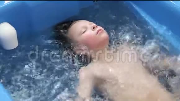 小男孩正在用泡泡洗澡按摩浴缸泡浴程序视频的预览图