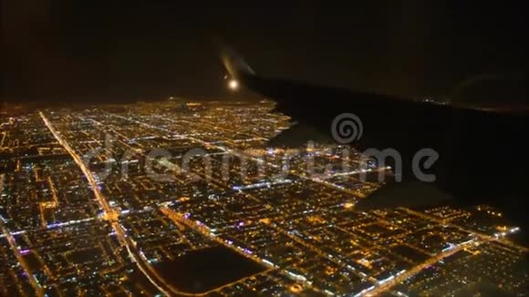 在漆黑的夜空中从客机机翼上看到难以置信的空中飞行画面视频的预览图