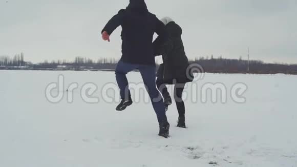 喜欢在雪地里玩的情侣白雪中的男人和女人视频的预览图