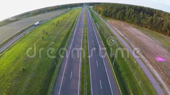 从空中俯瞰现代高速公路高速公路视频的预览图