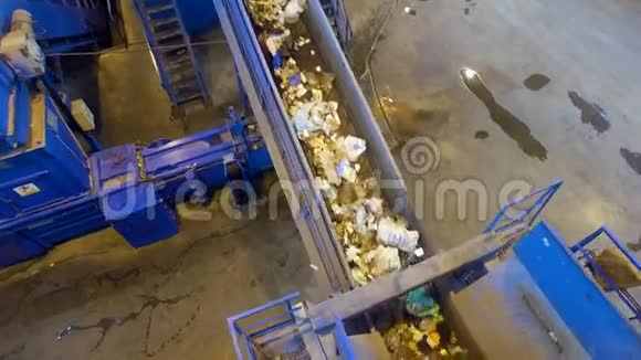 回收工厂一个输送机分拣垃圾的广角镜头视频的预览图