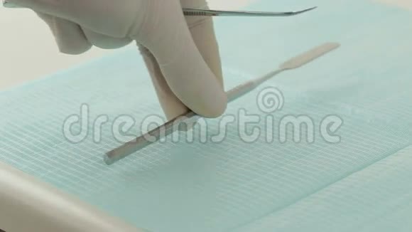 桌子上的牙科仪器视频的预览图
