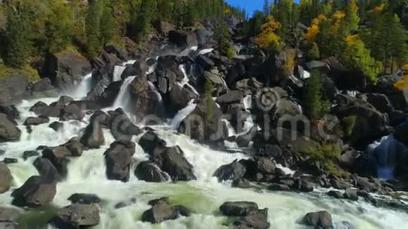 鸟瞰瀑布飞越秋林瀑布带大石头视频的预览图