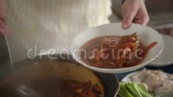 厨师把盘子放进成品盘子里传统的乌克兰烤盘视频的预览图