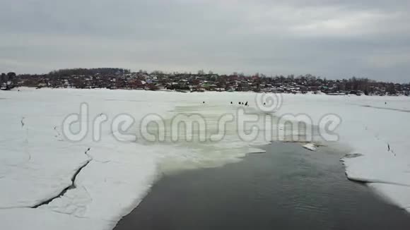 冰之间的水流四机飞行视频的预览图