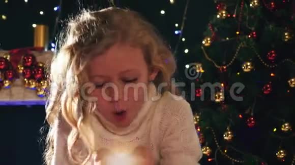 可爱的女孩仙女在圣诞夜吹着神奇的闪光视频的预览图