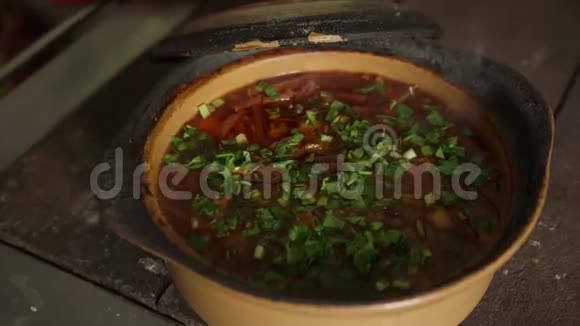 烹饪大蒜扔在成品菜里传统的乌克兰烤盘视频的预览图