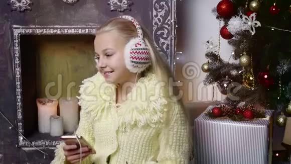 戴着耳机听音乐的女孩圣诞节视频的预览图