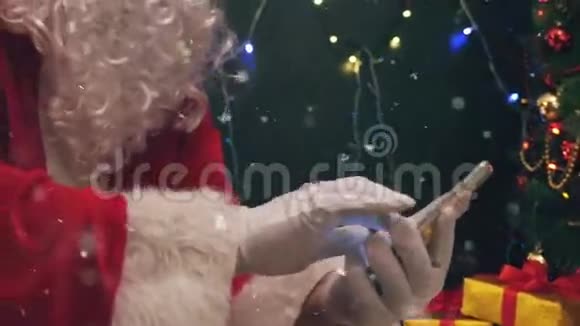 圣诞老人买礼物用手机视频的预览图