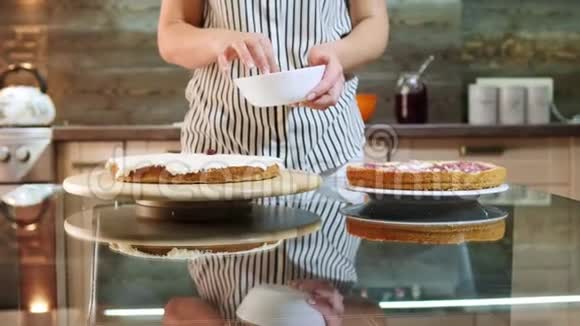 女人在海绵蛋糕上用樱桃装饰自制蛋糕视频的预览图