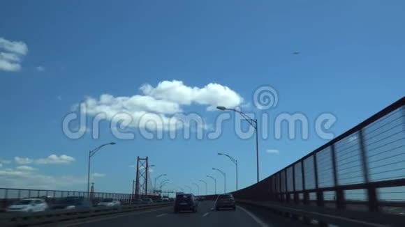 在美丽的夏日乘坐里斯本四月二十五日大桥视频的预览图