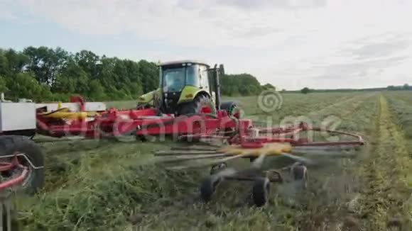 拖拉机在田里干活一排一排地收草视频的预览图