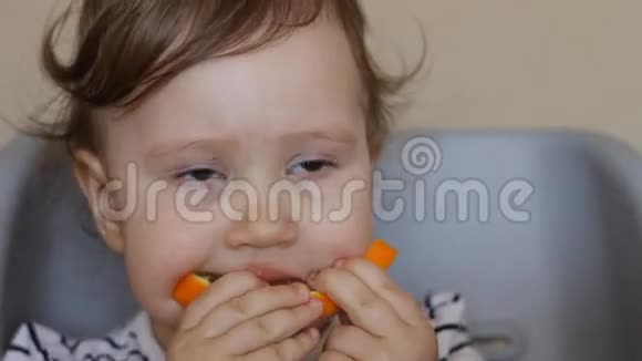 一个小女孩吃橘子素食主义的概念视频的预览图