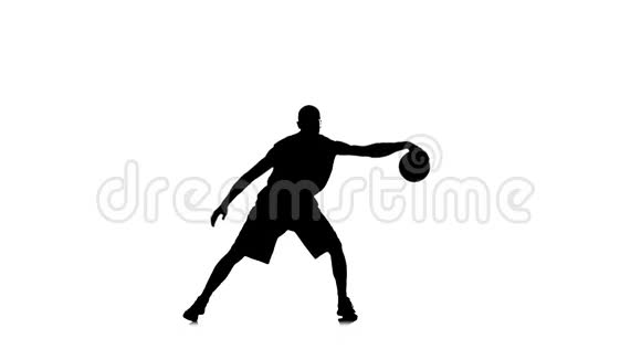 篮球值得把球塞在他脚下白色背景慢动作视频的预览图