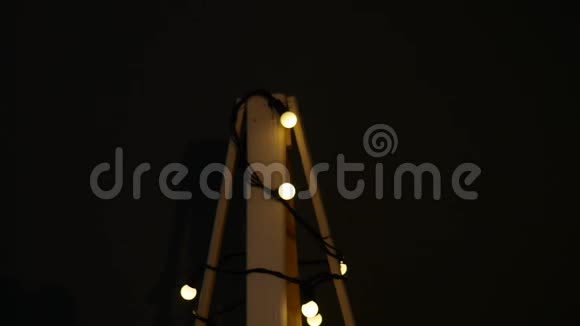 木制圣诞树加兰的灯光古典风格背景灯泡在一个领域的其余模糊视频的预览图