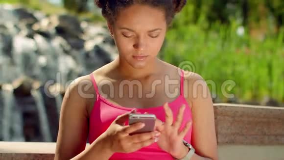 拉丁女人看电话体贴的女人的脸视频的预览图