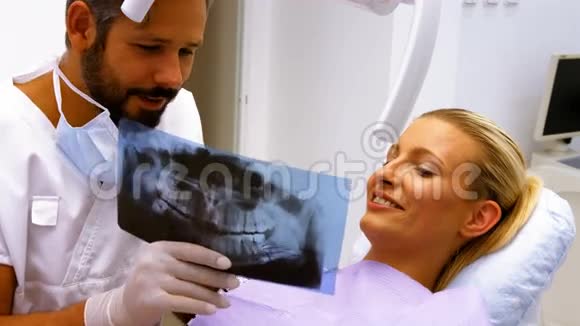 牙医与女性患者讨论x光视频的预览图