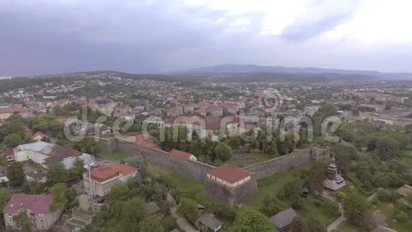乌克兰乌日霍罗德城堡的鸟瞰图视频的预览图