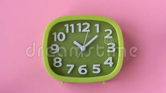 绿色时钟白色数字和粉红色背景箭头时间流逝视频的预览图