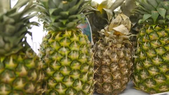 从超市杂货店的新鲜菠萝里走过去商店里放水果的架子关门视频的预览图