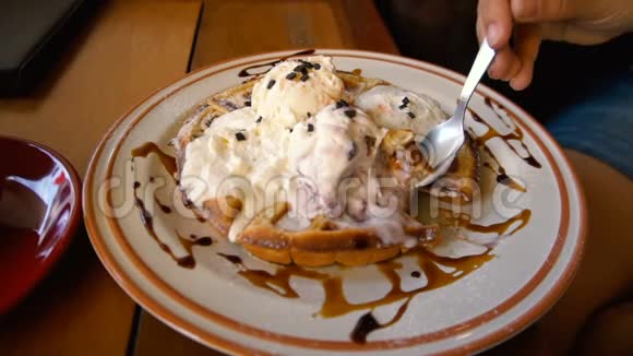 吃维也纳华夫饼加冰淇淋视频的预览图