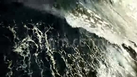 波浪在岸外折断视频的预览图